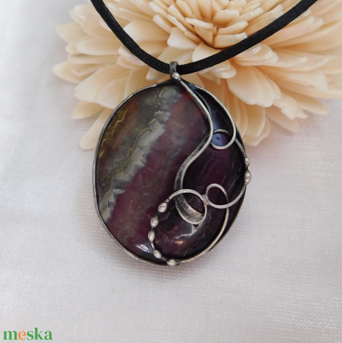 Fluorit medál pirit csíkkal - ékszer - nyaklánc - medál - Meska.hu