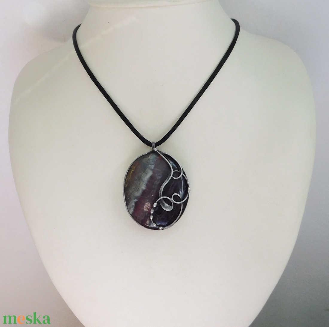 Fluorit medál pirit csíkkal - ékszer - nyaklánc - medál - Meska.hu