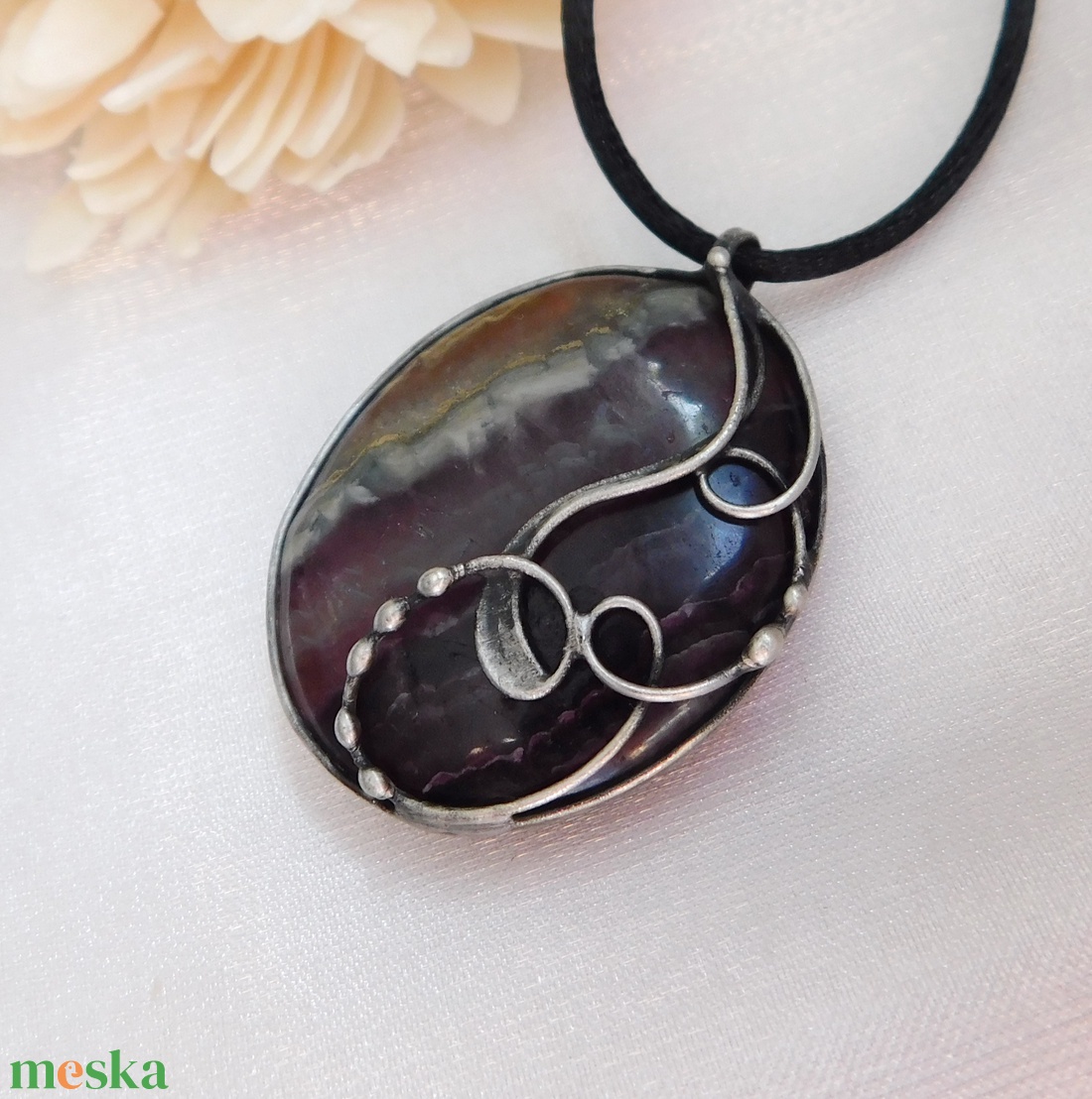 Fluorit medál pirit csíkkal - ékszer - nyaklánc - medál - Meska.hu