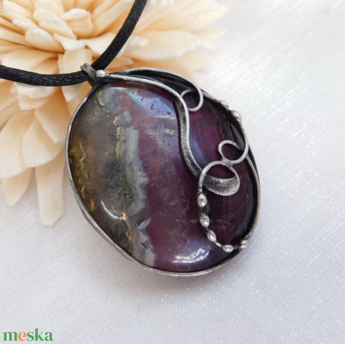 Fluorit medál pirit csíkkal - ékszer - nyaklánc - medál - Meska.hu