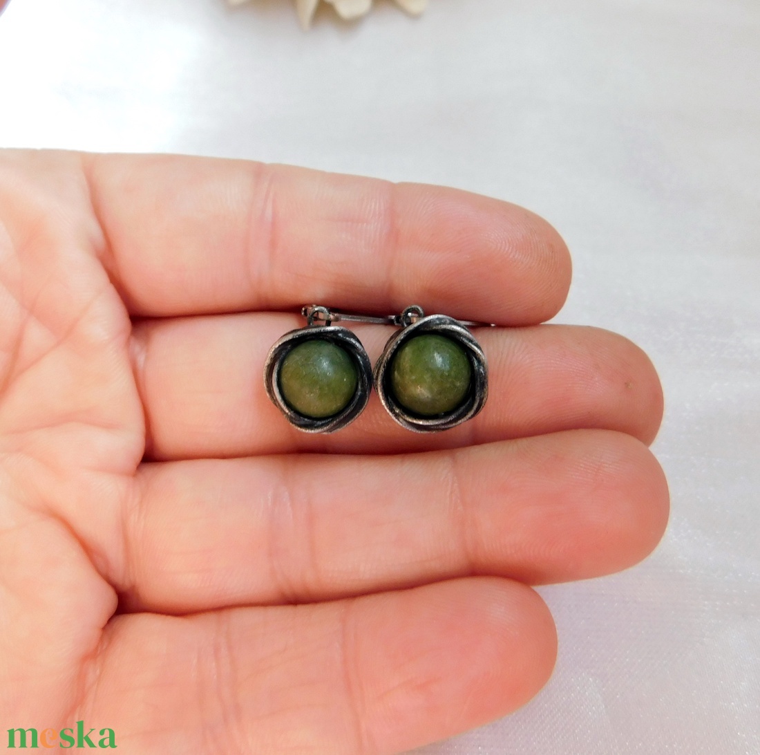 Nefrit jáde fülbevaló - ékszer - fülbevaló - lógós kerek fülbevaló - Meska.hu