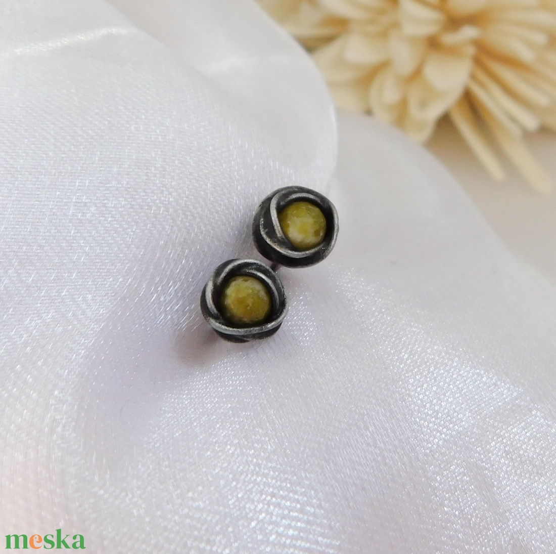 Bedugós szerpentin fülbevaló - ékszer - fülbevaló - pötty fülbevaló - Meska.hu