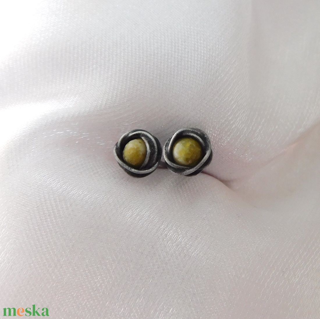 Bedugós szerpentin fülbevaló - ékszer - fülbevaló - pötty fülbevaló - Meska.hu