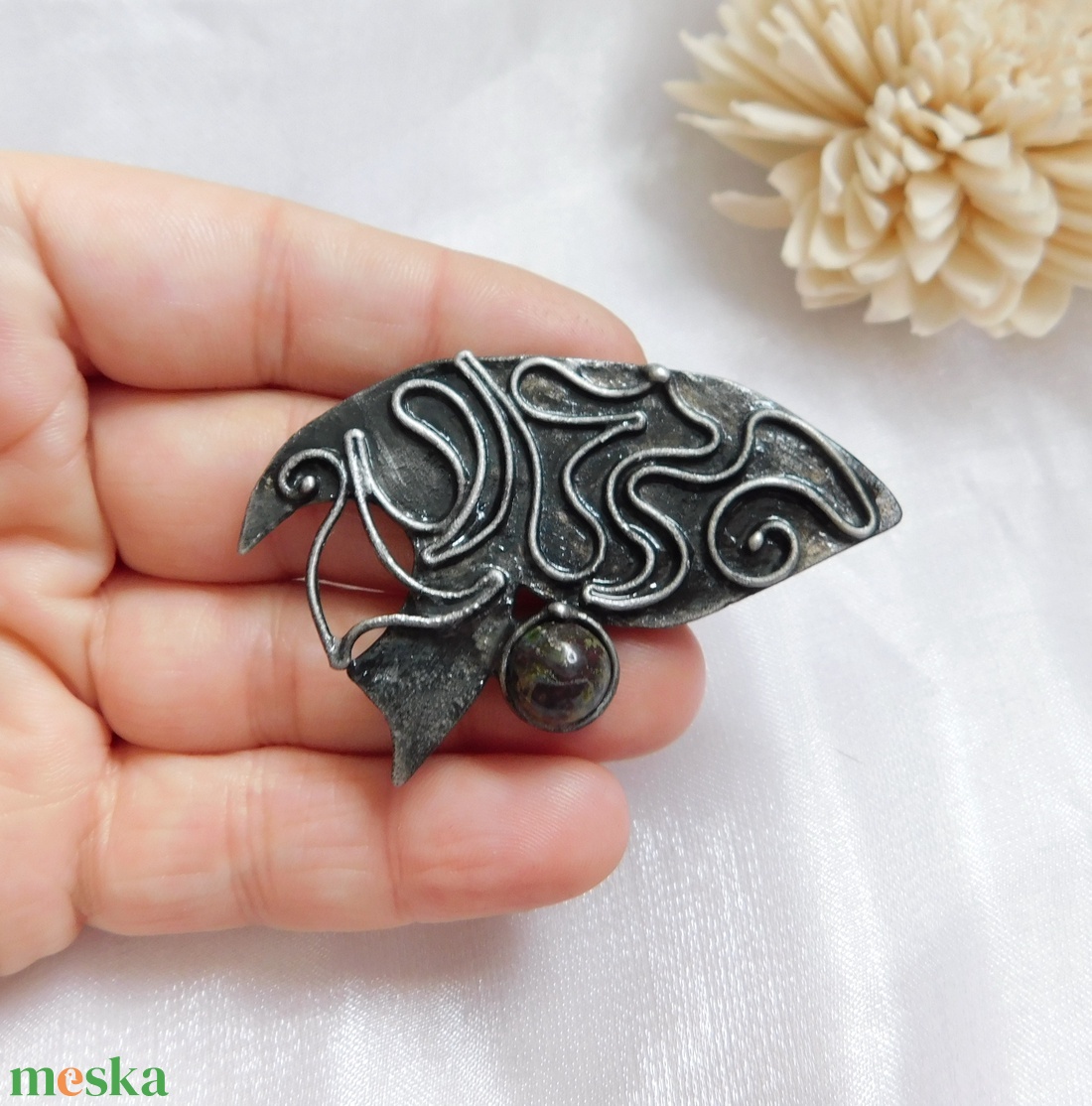 Sárkányvér jáspis bross/kitűző - ékszer - kitűző és bross - Meska.hu