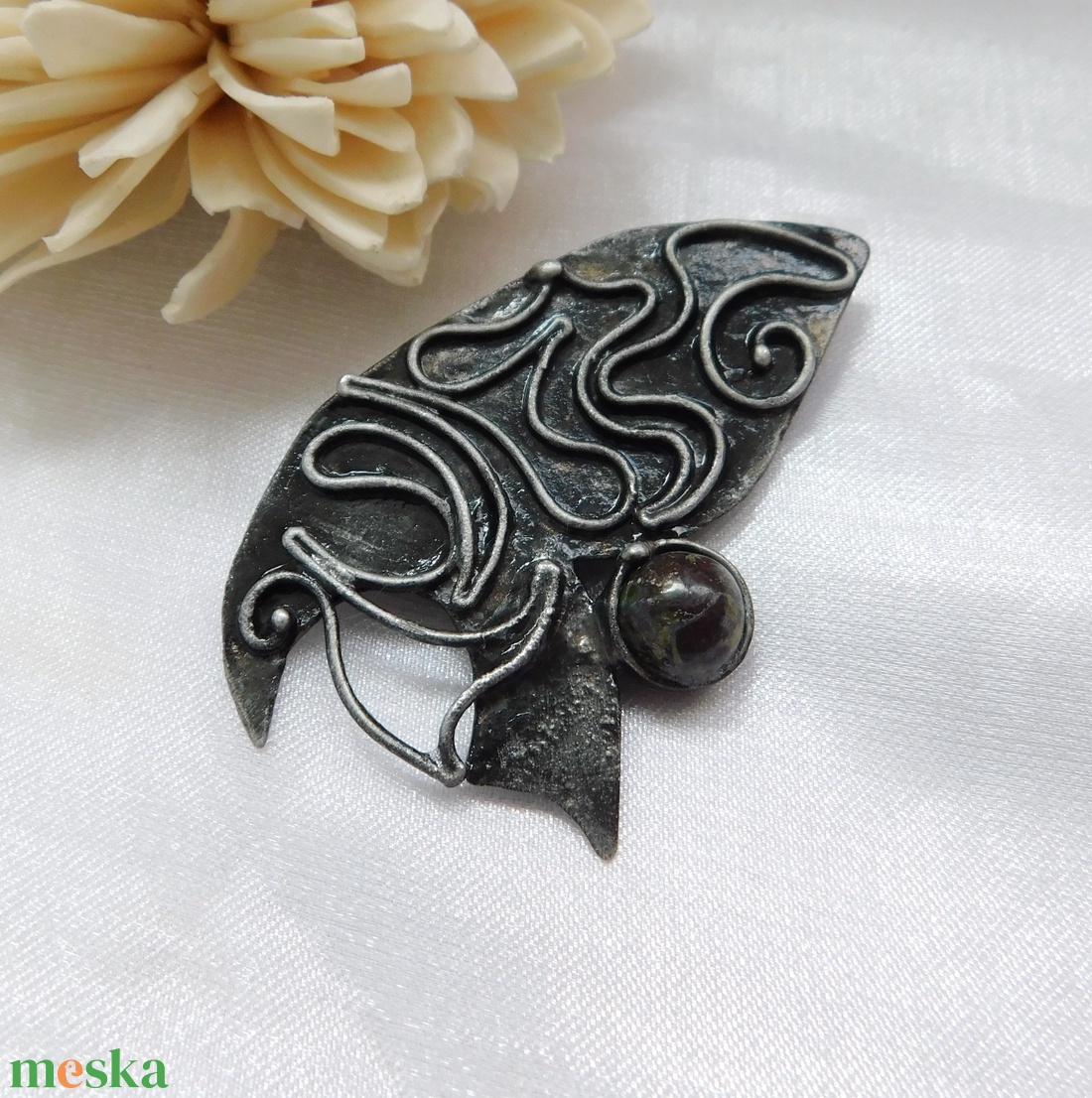Sárkányvér jáspis bross/kitűző - ékszer - kitűző és bross - Meska.hu