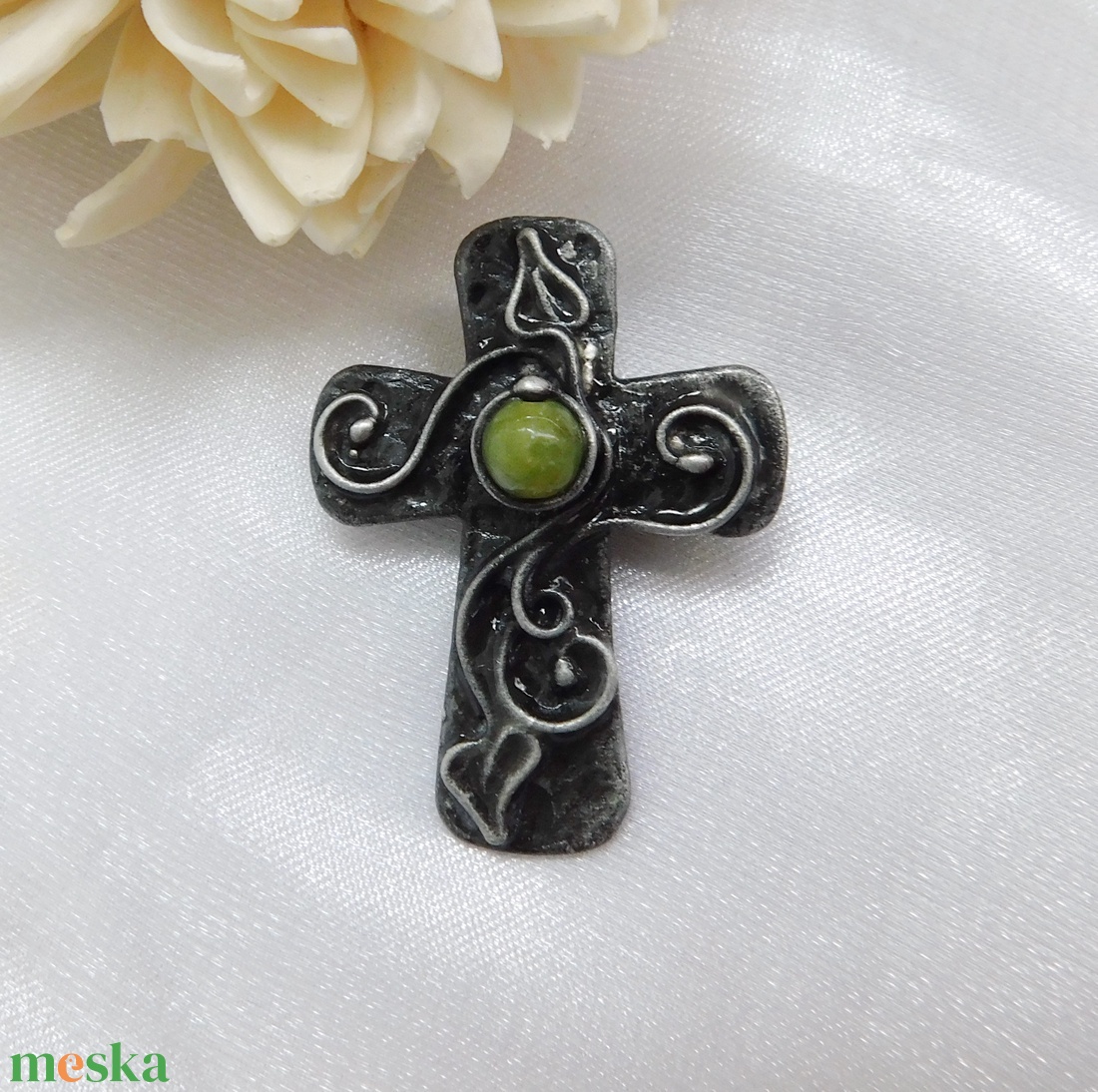 Nefrit jáde kereszt bross / kitűző - ékszer - kitűző és bross - Meska.hu
