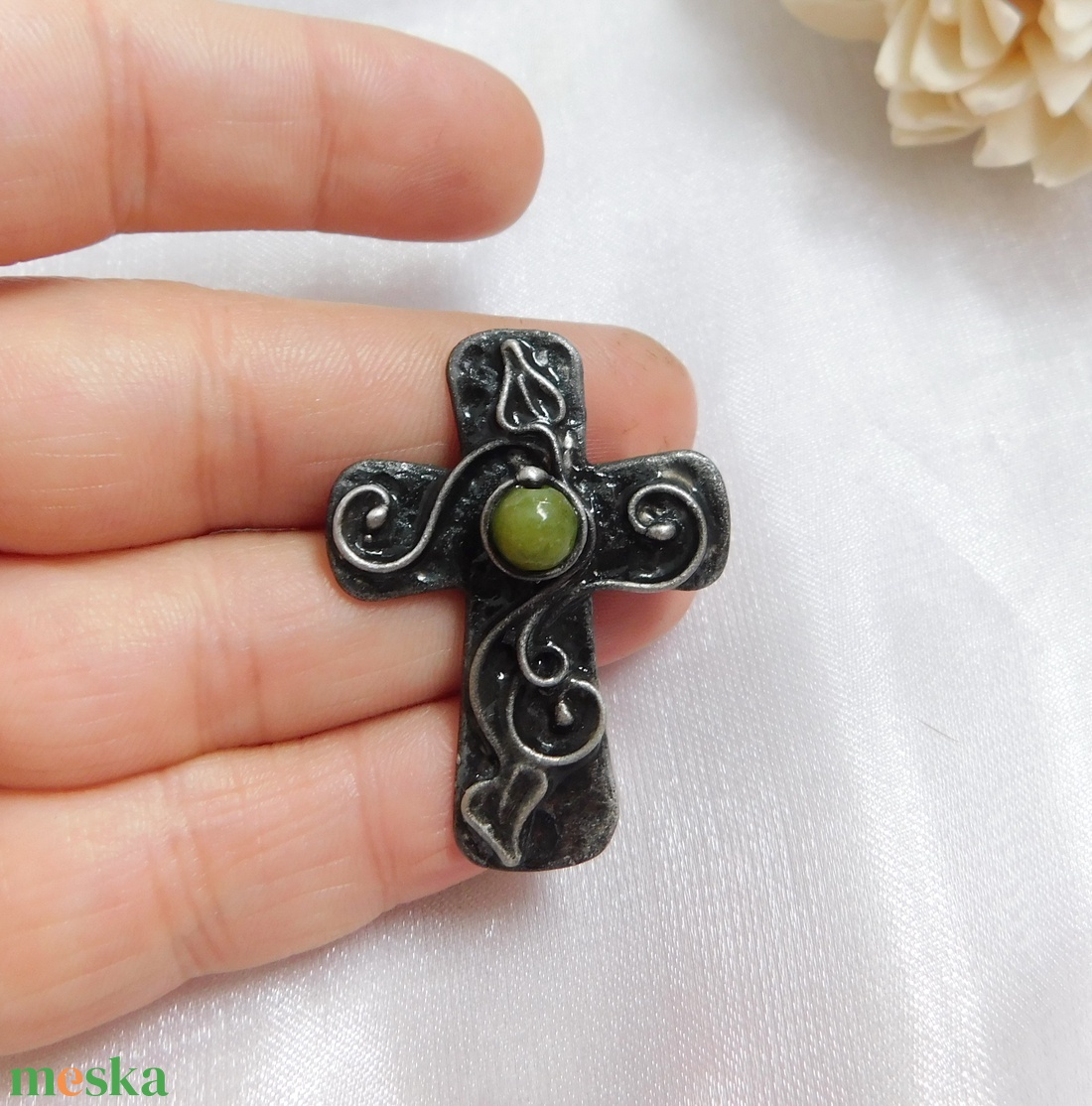 Nefrit jáde kereszt bross / kitűző - ékszer - kitűző és bross - Meska.hu