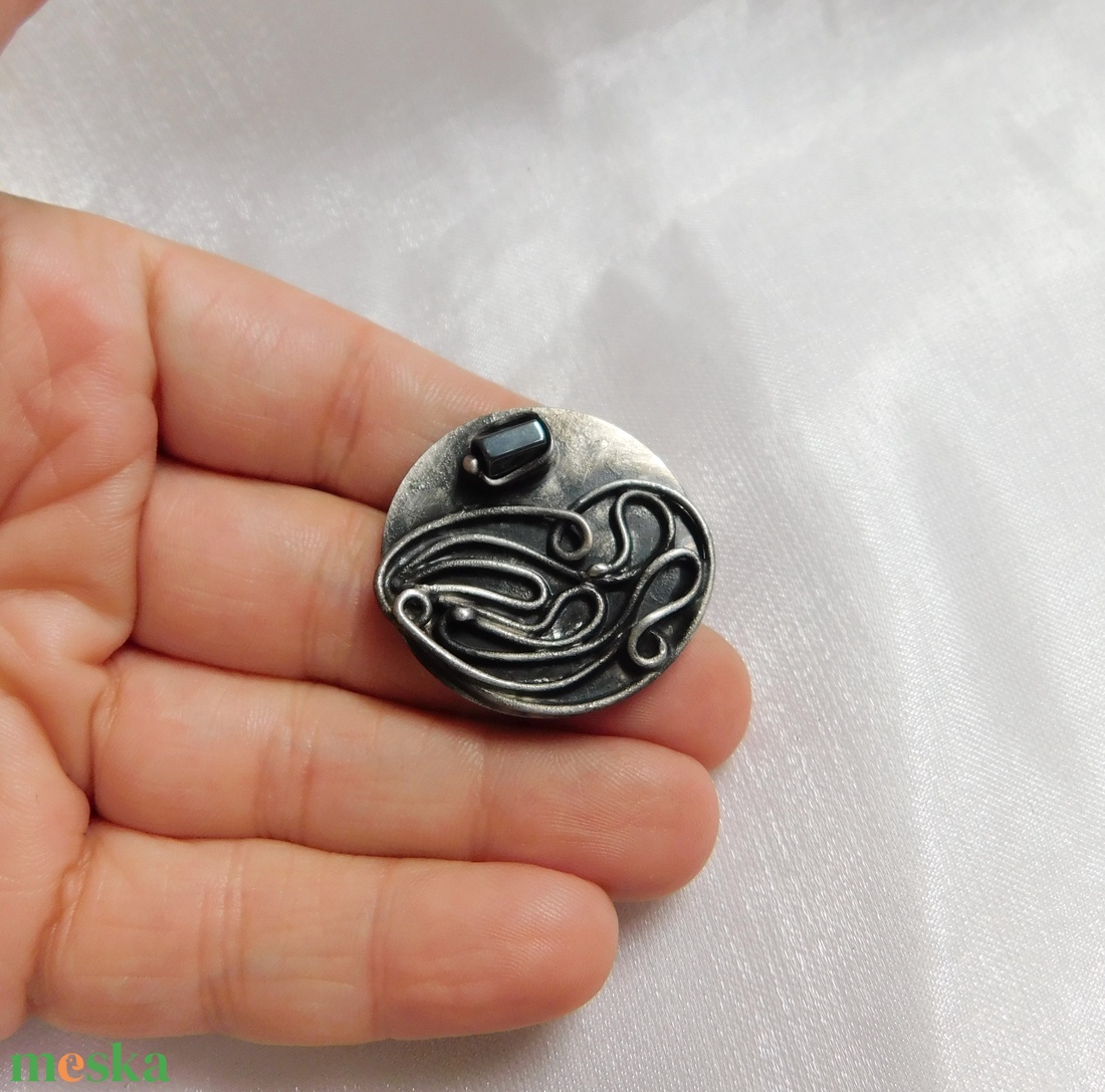 Hematit bross / kitűző - ékszer - kitűző és bross - Meska.hu