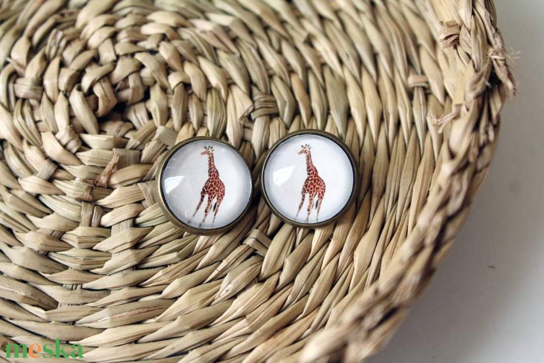 14mm-es üveglencsés zsiráf fülbevaló - ékszer - fülbevaló - pötty fülbevaló - Meska.hu