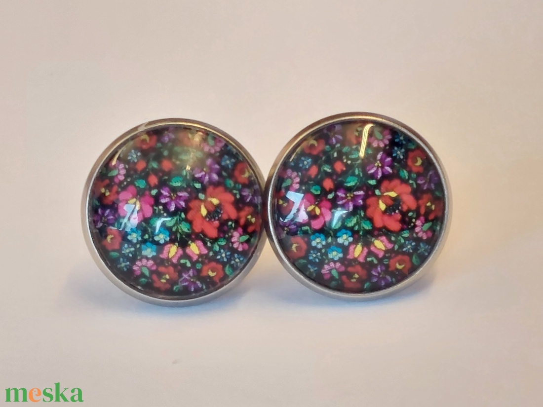 Népi motívumos/Kalocsai mintás nemesacél 14mm bedugós fülbevaló - ékszer - fülbevaló - pötty fülbevaló - Meska.hu Népi motívumos/Kalocsai mintás nemesacél 14mm bedugós fülbevaló - ékszer - fülbevaló - pötty fülbevaló - Meska.hu