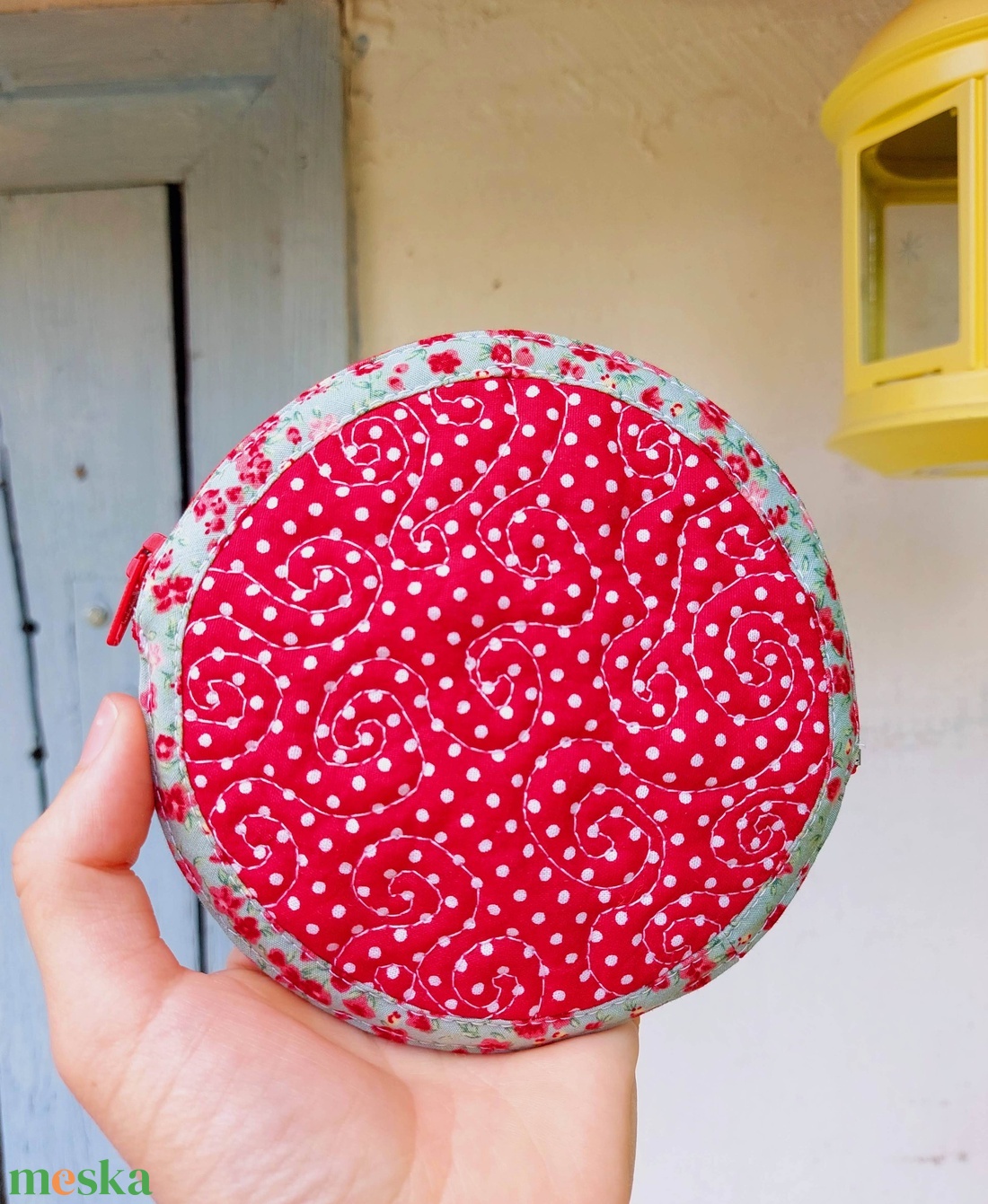 Őszre, karácsonyra:  Piros színű kerek kulcstartó, neszeszer - táska & tok - kulcstartó & táskadísz - kulcstartó - Meska.hu