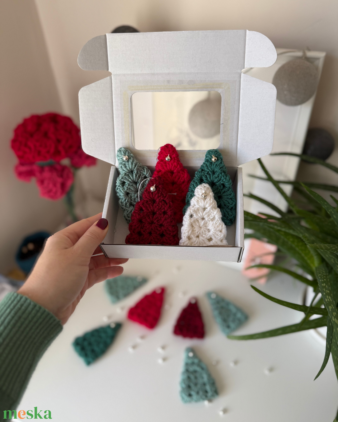Horgolt karácsonyfa dísz csörgővel díszdobozban - karácsony - karácsonyi lakásdekoráció - karácsonyfadíszek - Meska.hu