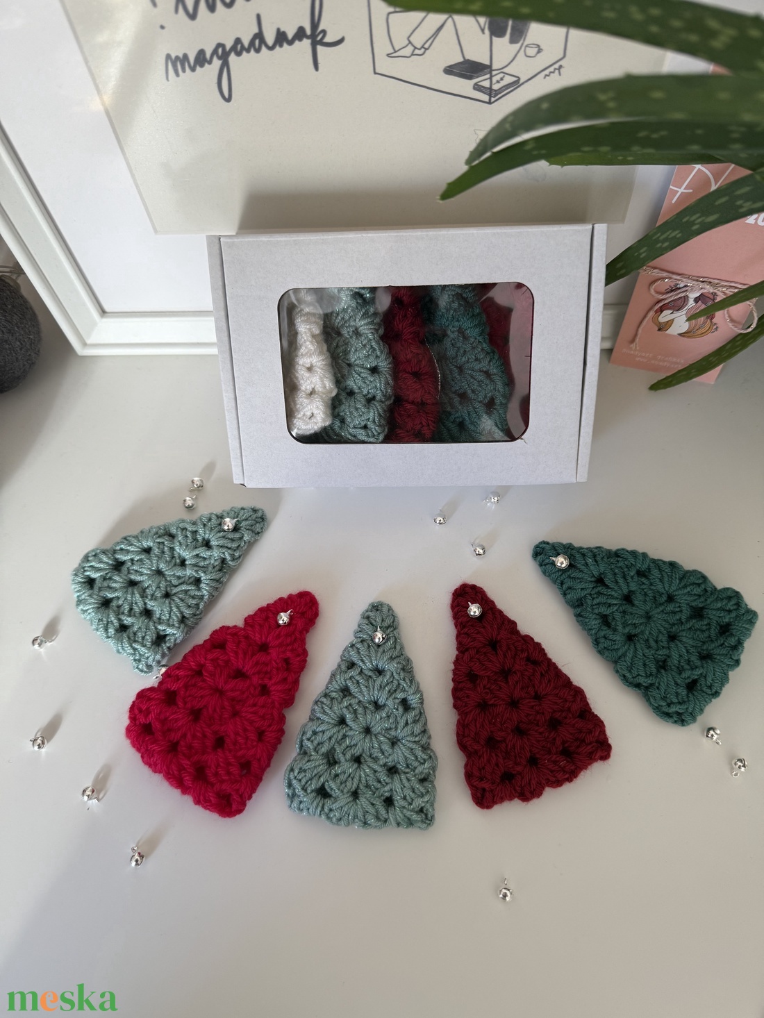 Horgolt karácsonyfa dísz csörgővel díszdobozban - karácsony - karácsonyi lakásdekoráció - karácsonyfadíszek - Meska.hu