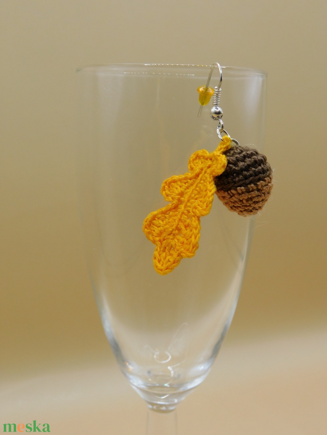 horgolt makk levéllel fülbevaló - ékszer - fülbevaló - fülékszer - Meska.hu