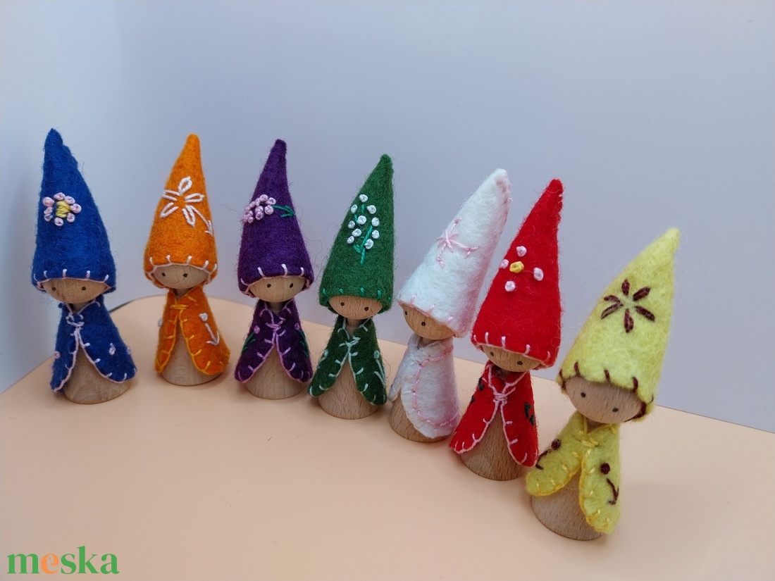 Hét napjai  manók hímzett gyapjúfilcből, fából - játék & sport - készségfejlesztő és logikai játék - készségfejlesztő és logikai játék - Meska.hu