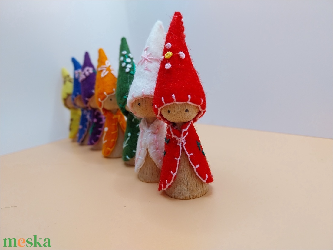 Hét napjai  manók hímzett gyapjúfilcből, fából - játék & sport - készségfejlesztő és logikai játék - készségfejlesztő és logikai játék - Meska.hu