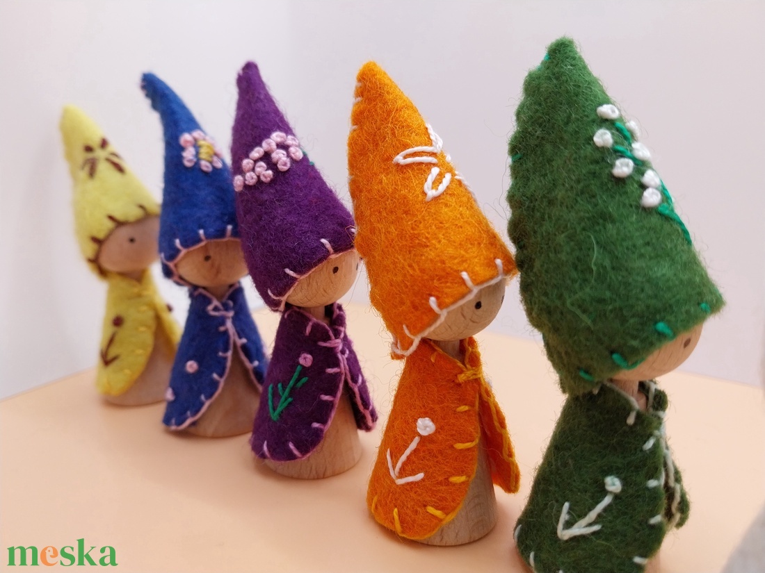 Hét napjai  manók hímzett gyapjúfilcből, fából - játék & sport - készségfejlesztő és logikai játék - készségfejlesztő és logikai játék - Meska.hu