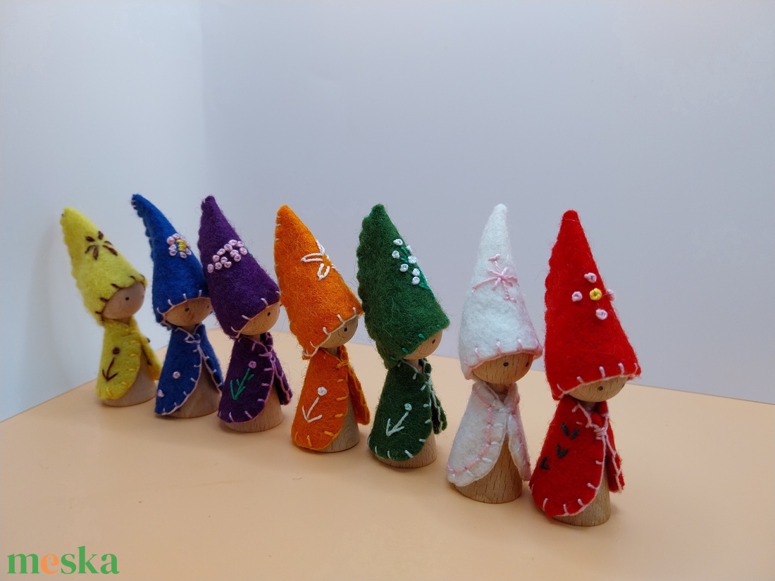 Hét napjai  manók hímzett gyapjúfilcből, fából - játék & sport - készségfejlesztő és logikai játék - készségfejlesztő és logikai játék - Meska.hu