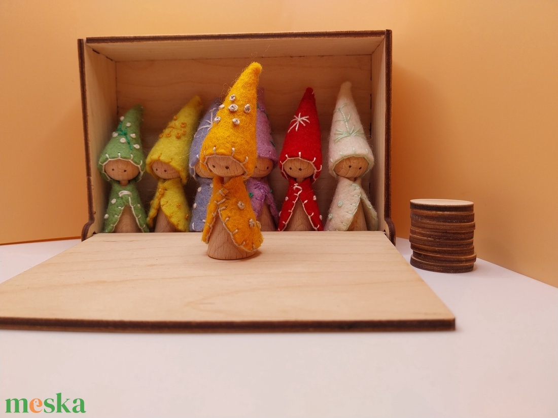 Hét napjai waldorf törpék dobozkában - játék & sport - készségfejlesztő és logikai játék - montessori szivárvány, waldorf játékok - Meska.hu