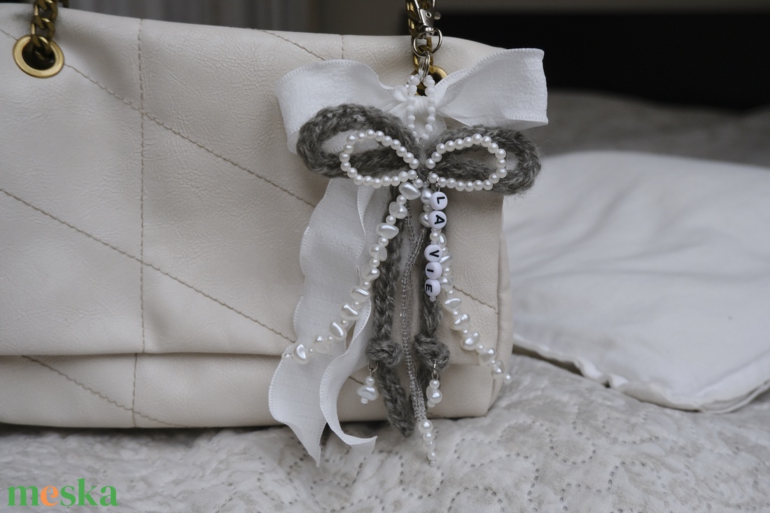 Táska charm vagy kulcstartó szürke színben - táska & tok - kulcstartó & táskadísz - kulcstartó - Meska.hu