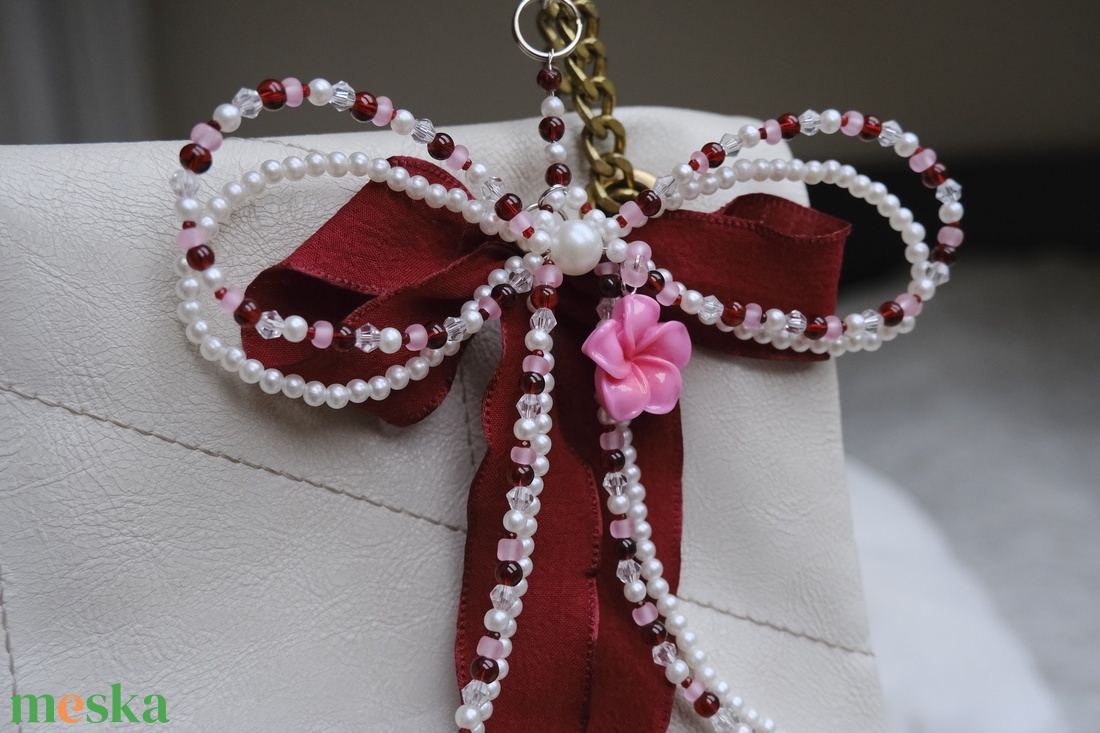 Táska charm vagy kulcstartó burgundi színben - táska & tok - kulcstartó & táskadísz - táskaakasztó - Meska.hu