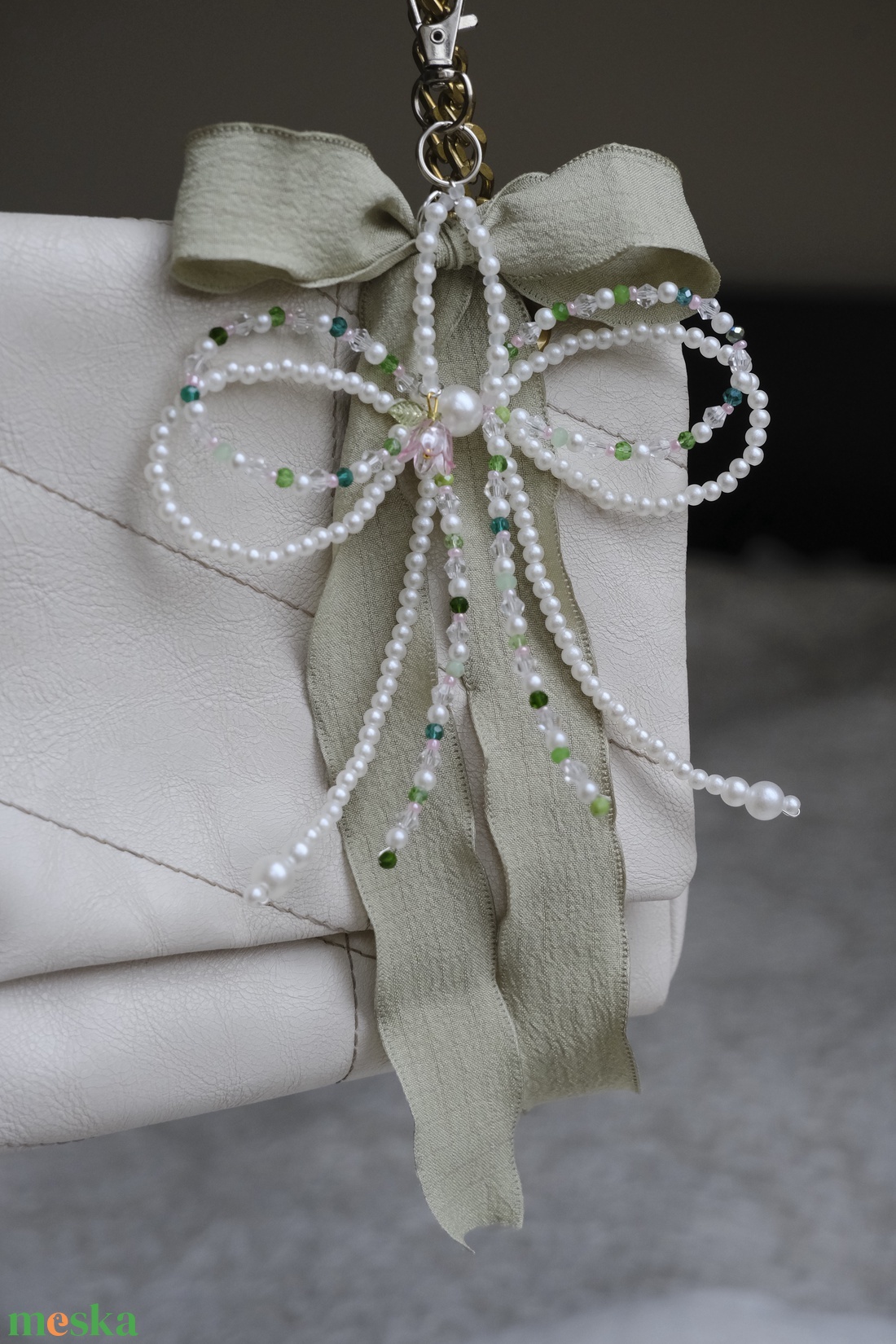 Táska charm vagy kulcstartó zöld színben - táska & tok - kulcstartó & táskadísz - táskaakasztó - Meska.hu