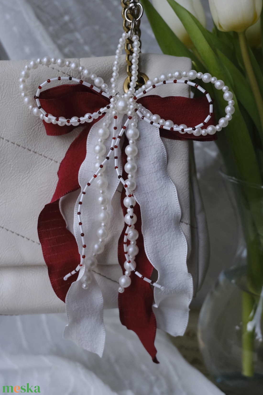 Táska charm vagy kulcstartó burgundi és fehér színben - táska & tok - kulcstartó & táskadísz - táskaakasztó - Meska.hu