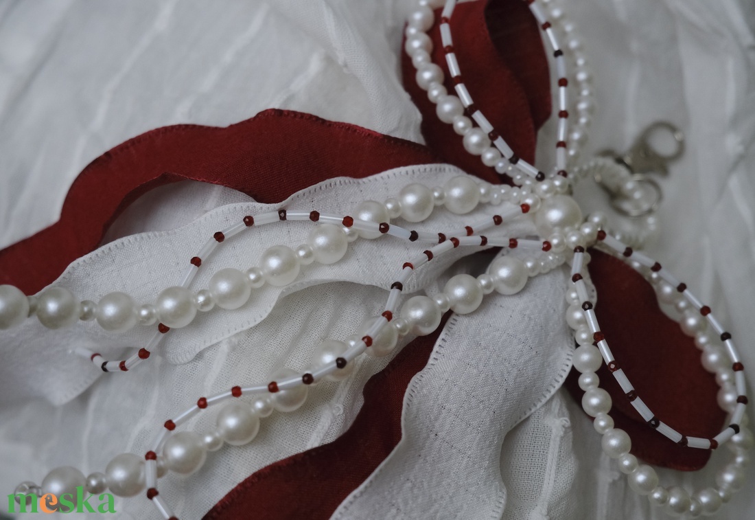 Táska charm vagy kulcstartó burgundi és fehér színben - táska & tok - kulcstartó & táskadísz - táskaakasztó - Meska.hu