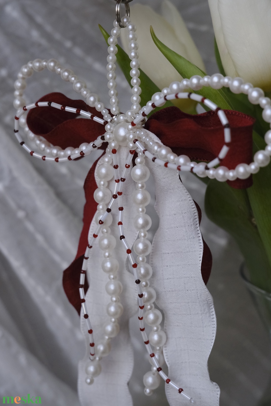 Táska charm vagy kulcstartó burgundi és fehér színben - táska & tok - kulcstartó & táskadísz - táskaakasztó - Meska.hu