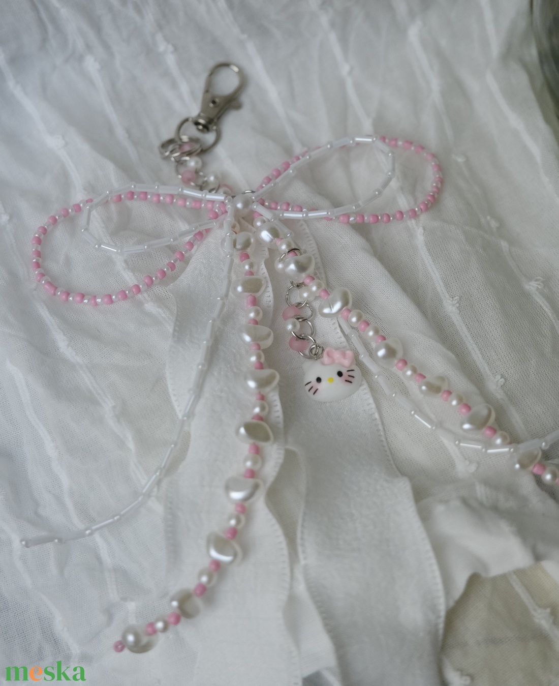 Táska charm vagy kulcstartó rózsaszín és fehér színben - táska & tok - kulcstartó & táskadísz - táskaakasztó - Meska.hu