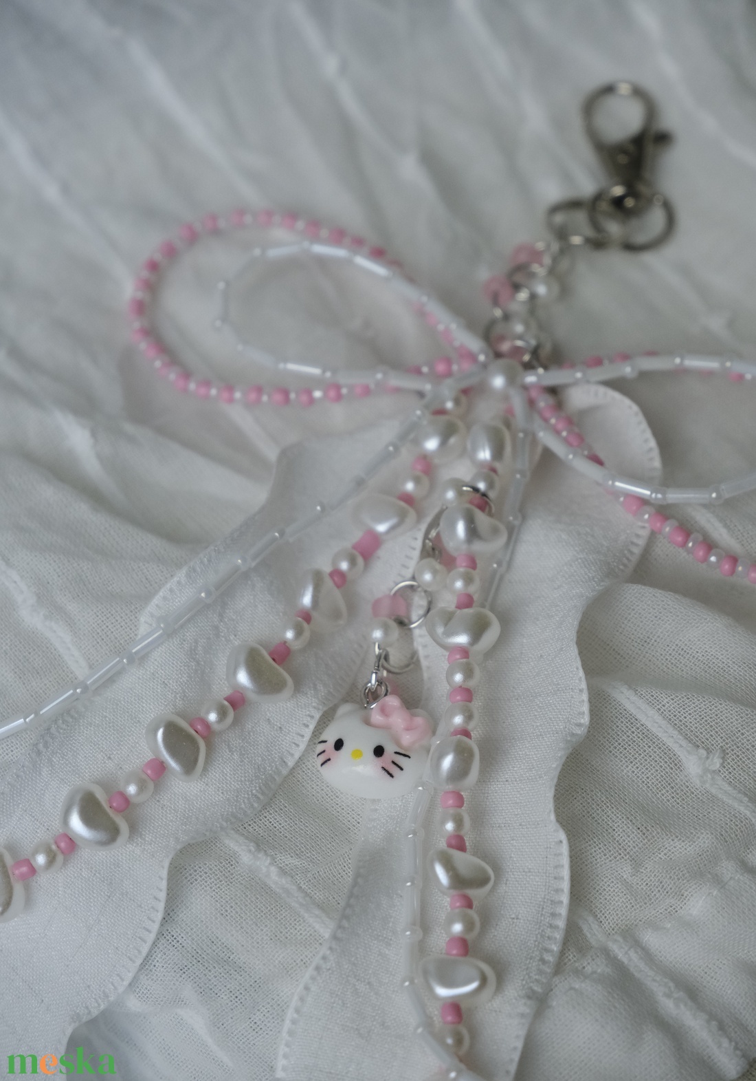 Táska charm vagy kulcstartó rózsaszín és fehér színben - táska & tok - kulcstartó & táskadísz - táskaakasztó - Meska.hu