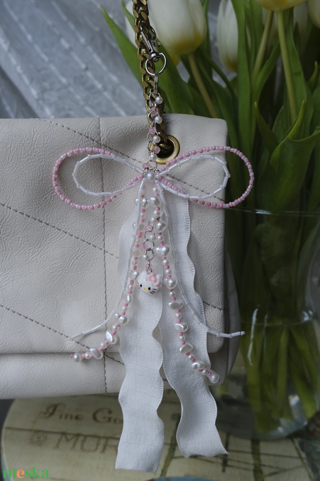 Táska charm vagy kulcstartó rózsaszín és fehér színben - táska & tok - kulcstartó & táskadísz - táskaakasztó - Meska.hu