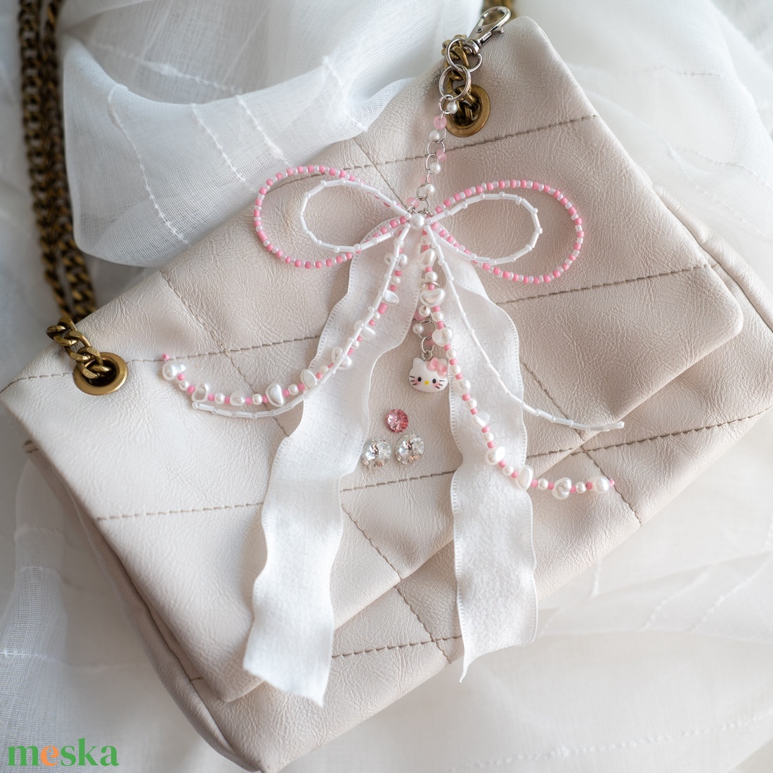 Táska charm vagy kulcstartó rózsaszín és fehér színben - táska & tok - kulcstartó & táskadísz - táskaakasztó - Meska.hu