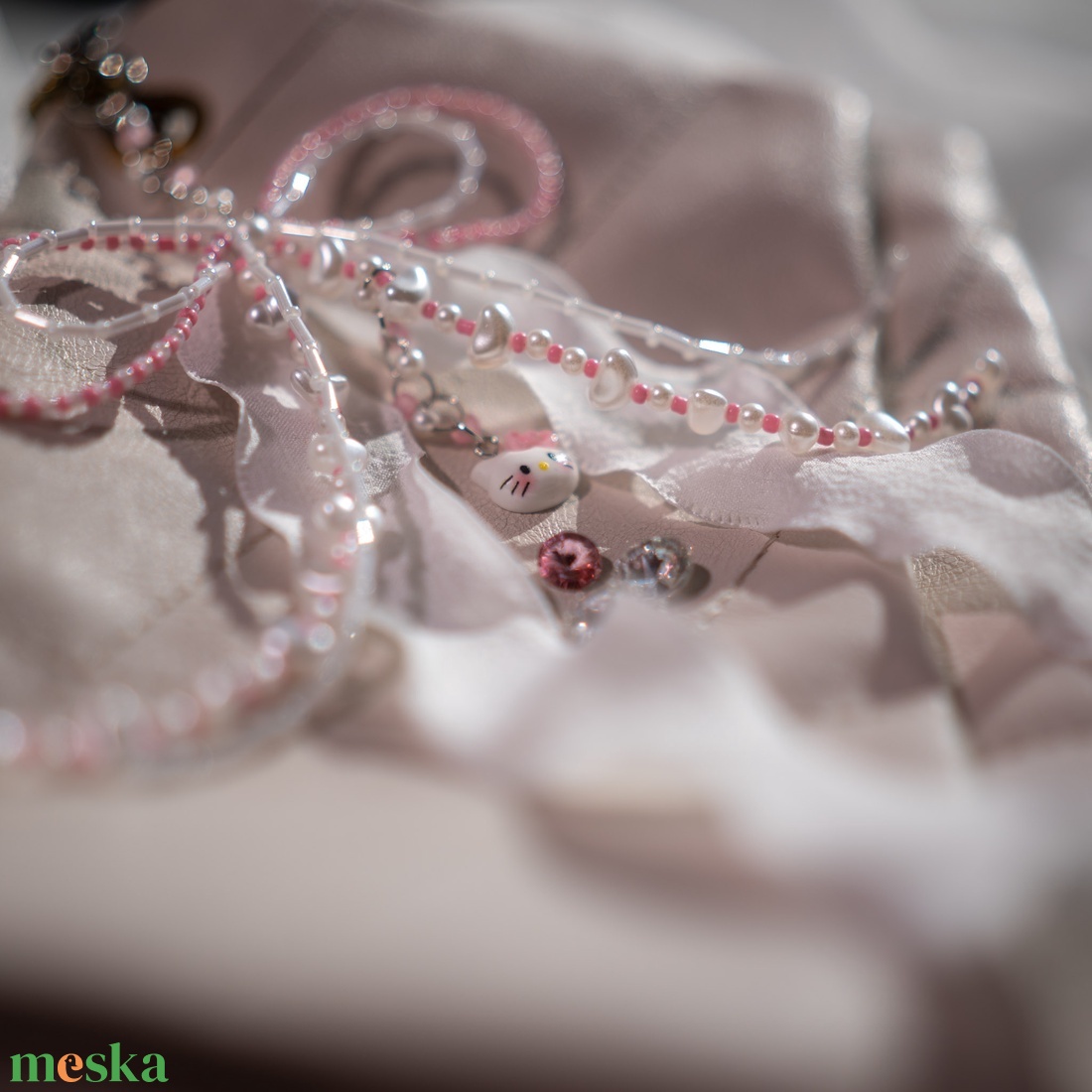 Táska charm vagy kulcstartó rózsaszín és fehér színben - táska & tok - kulcstartó & táskadísz - táskaakasztó - Meska.hu