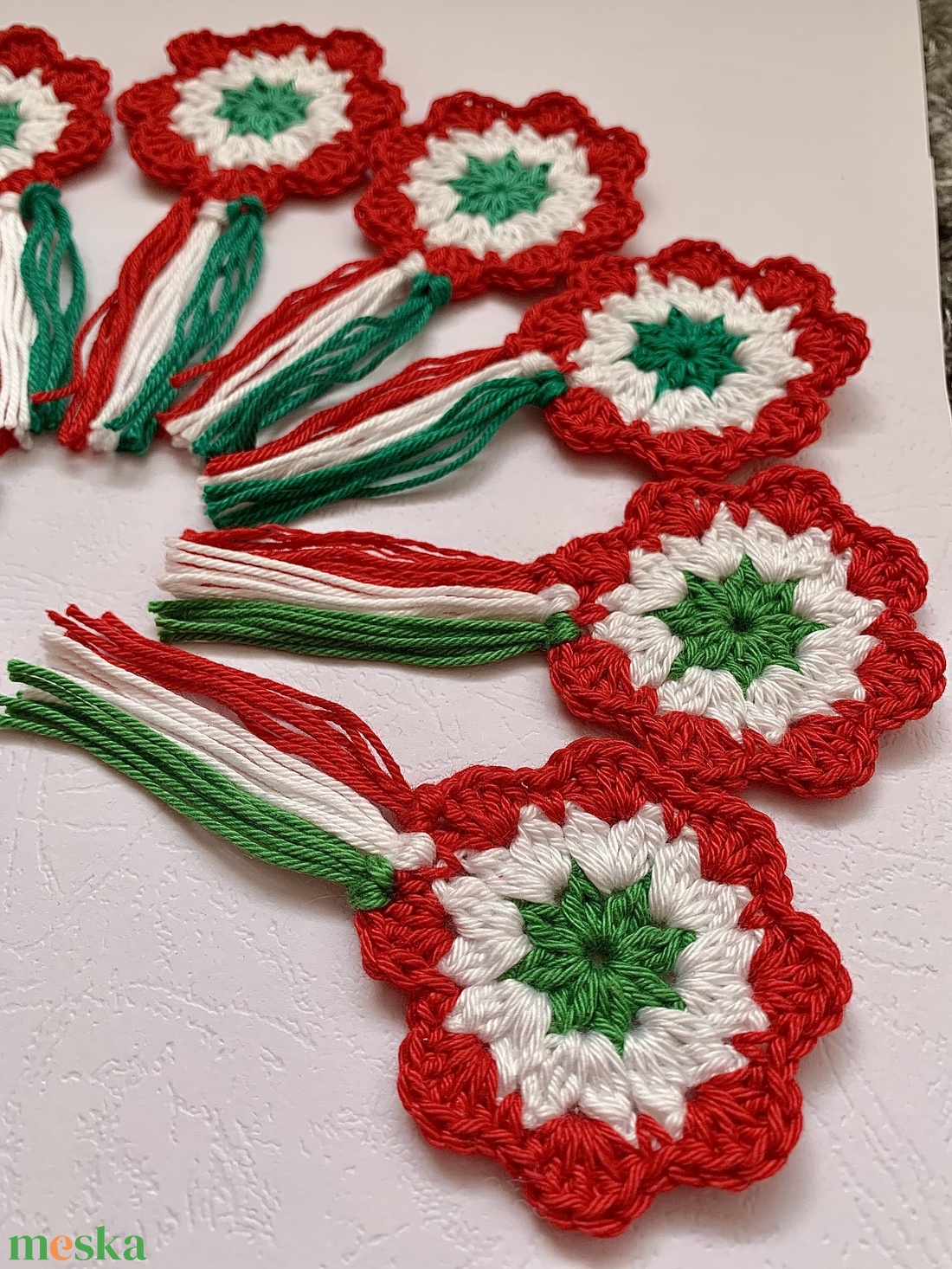 Horgolt virág kokárda - ékszer - kitűző és bross - kitűző - Meska.hu