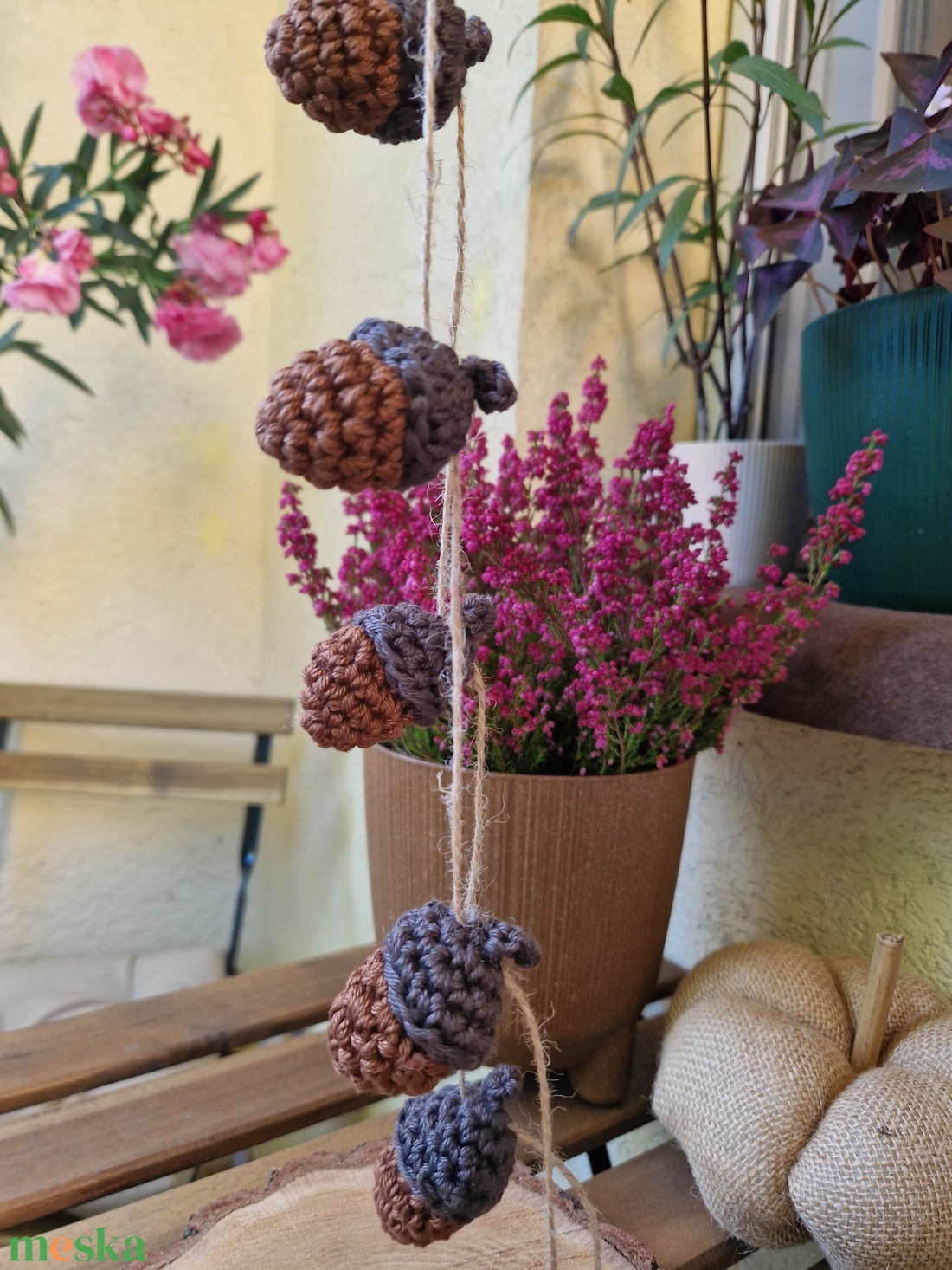 Horgolt makkos füzér - otthon & életmód - dekoráció - fali és függő dekoráció - girland, zászlófűzér - Meska.hu