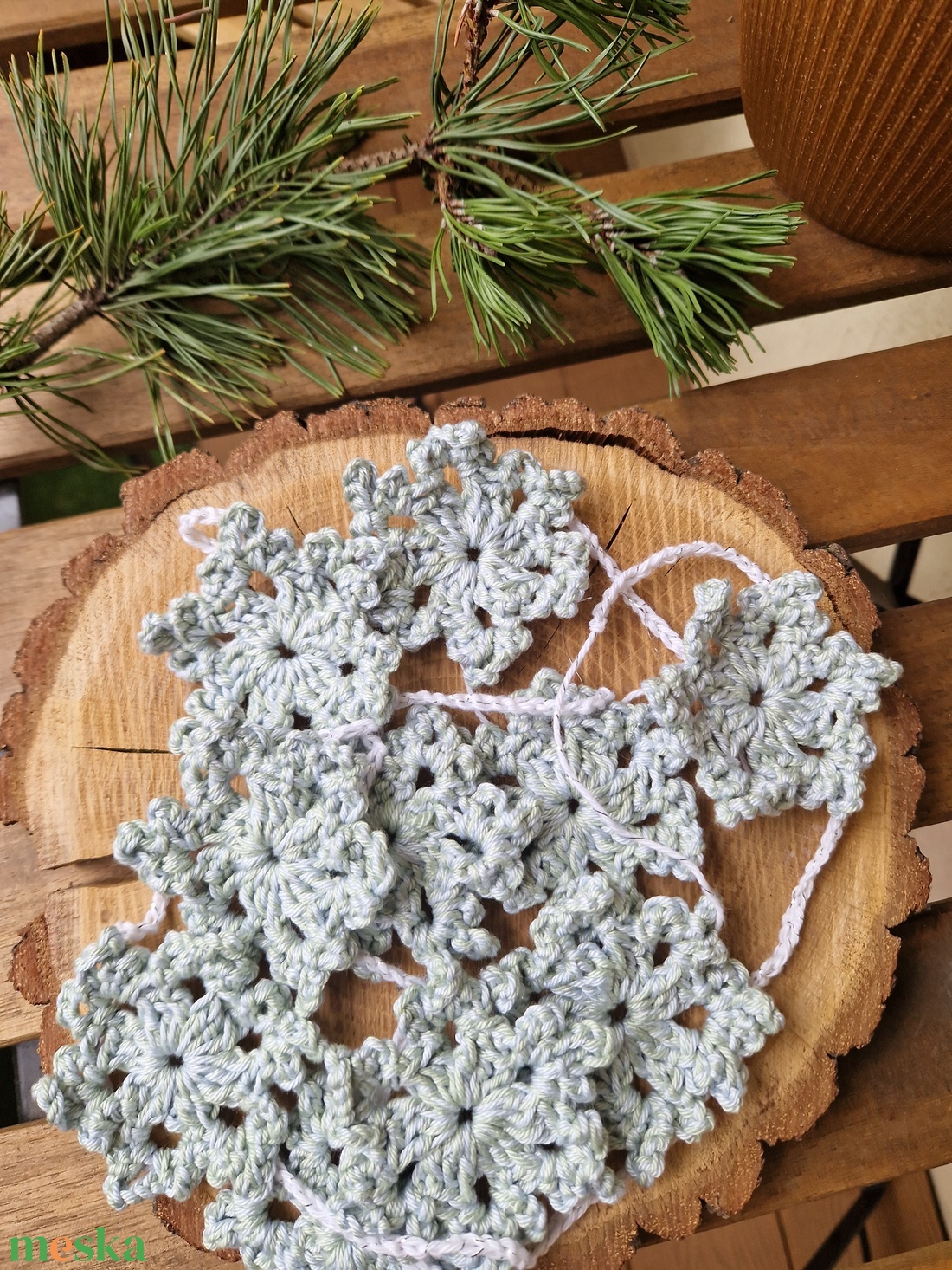 Horgolt hópelyhes füzér - karácsony - karácsonyi lakásdekoráció - karácsonyi lakásdíszek - Meska.hu