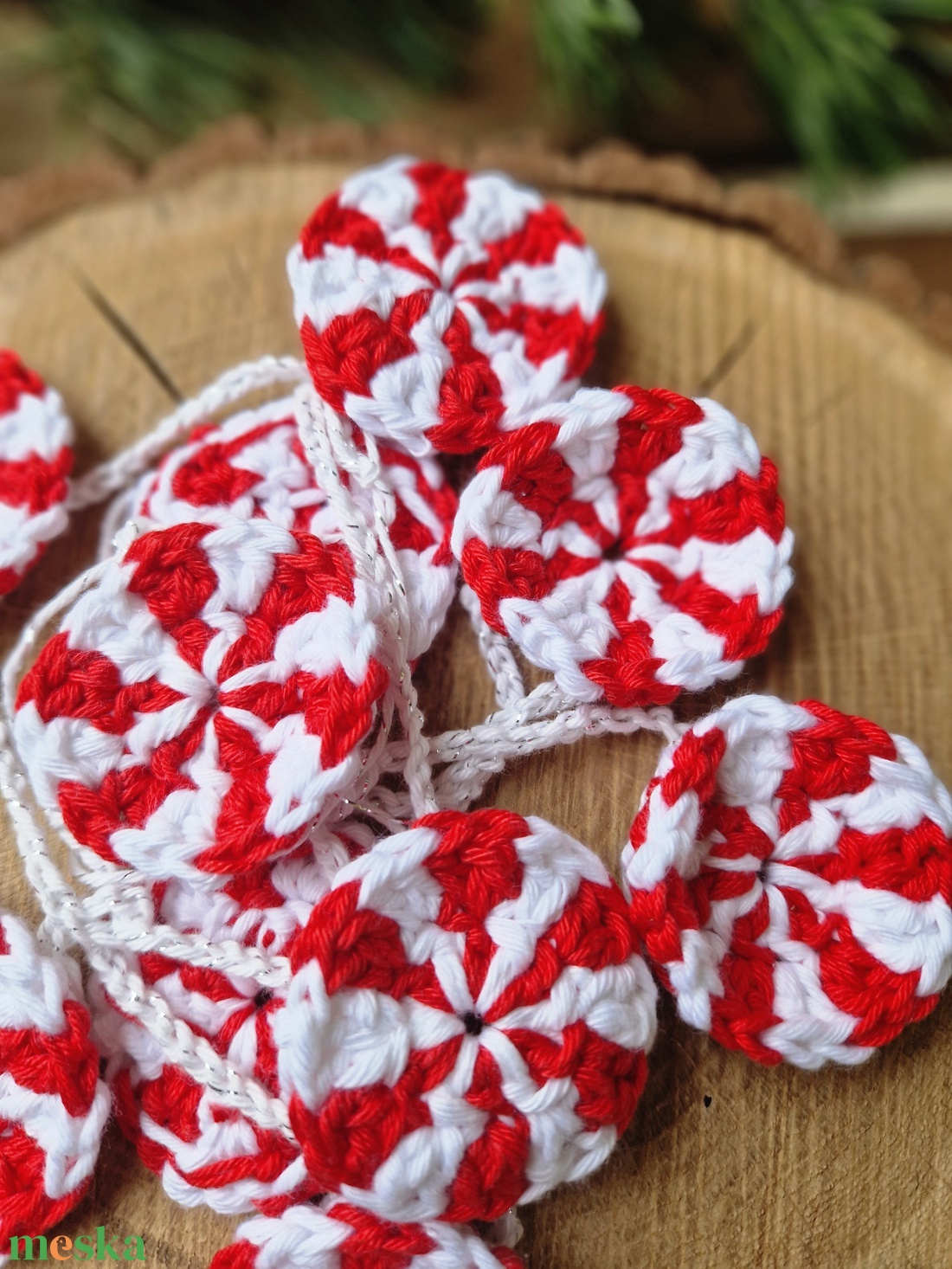 Horgolt cukorkás füzér - karácsony - karácsonyi lakásdekoráció - karácsonyi lakásdíszek - Meska.hu