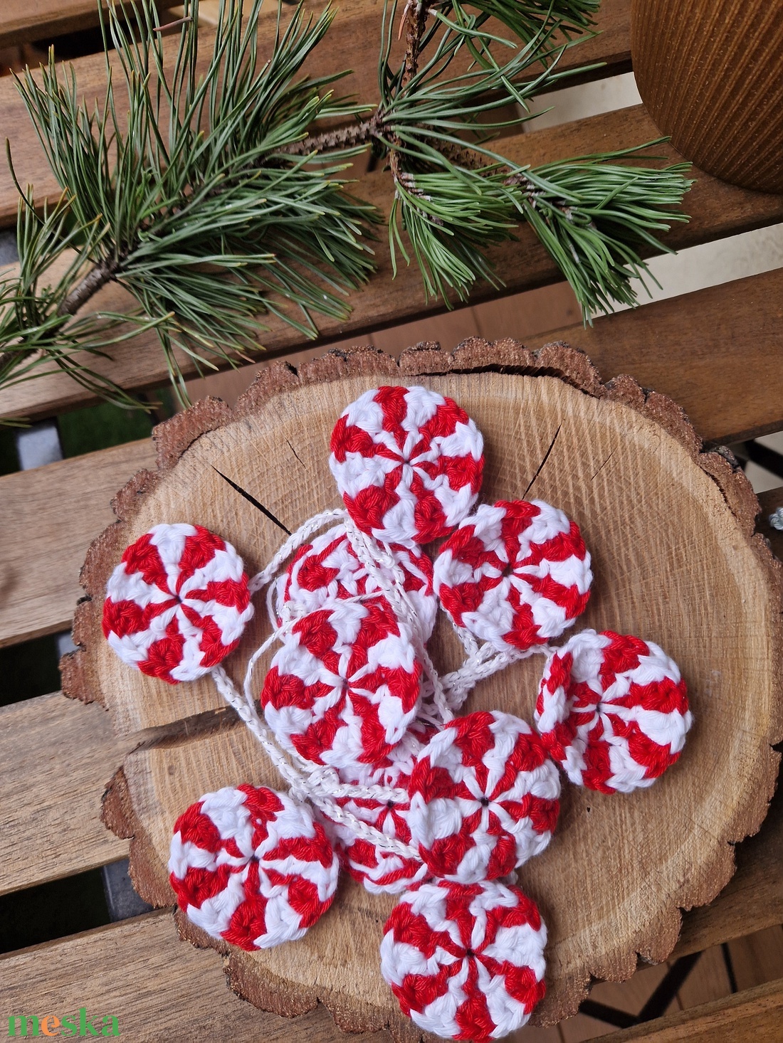 Horgolt cukorkás füzér - karácsony - karácsonyi lakásdekoráció - karácsonyi lakásdíszek - Meska.hu