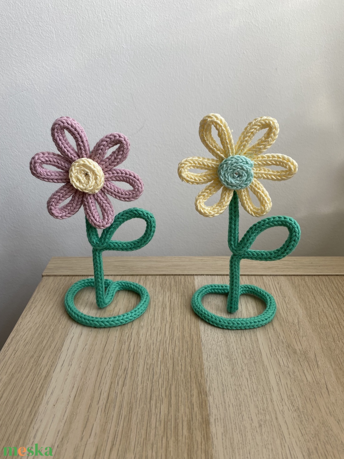 Fonalvirág - otthon & életmód - virágdekoráció - virágdíszek - asztali virágdísz - Meska.hu