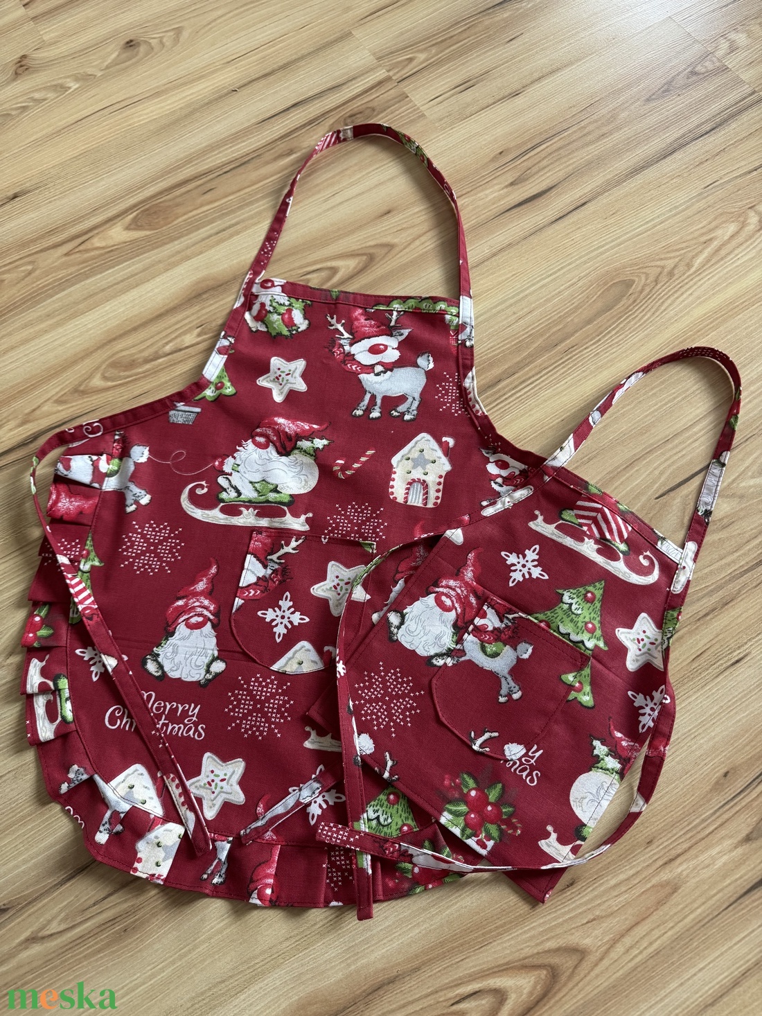 Karácsonyi kötény szett (anya/apa-lánya/fia vagy testvér szettek) - otthon & életmód - konyhafelszerelés, tálalás - konyhai textil - kötény - Meska.hu