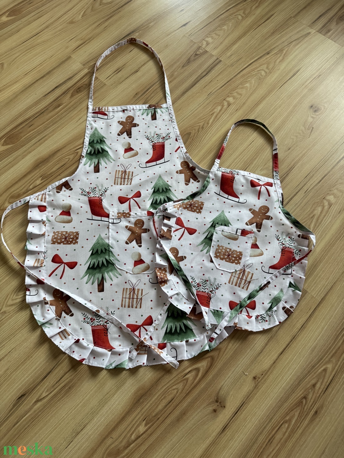 Karácsonyi kötény szett (anya/apa-lánya/fia vagy testvér szettek) - otthon & életmód - konyhafelszerelés, tálalás - konyhai textil - kötény - Meska.hu