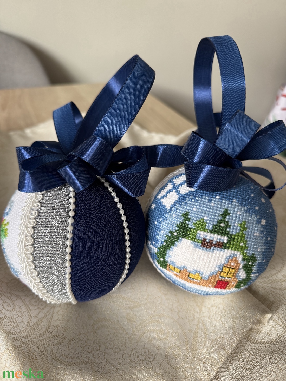 Keresztszemes karácsonyi gömbök (2db) - karácsony - karácsonyi lakásdekoráció - karácsonyfadíszek - Meska.hu