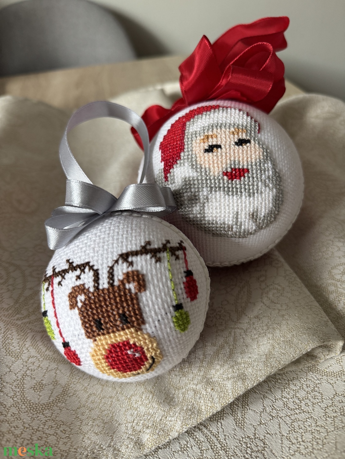 Keresztszemes karácsonyi gömbök (2db) - karácsony - karácsonyi lakásdekoráció - karácsonyfadíszek - Meska.hu