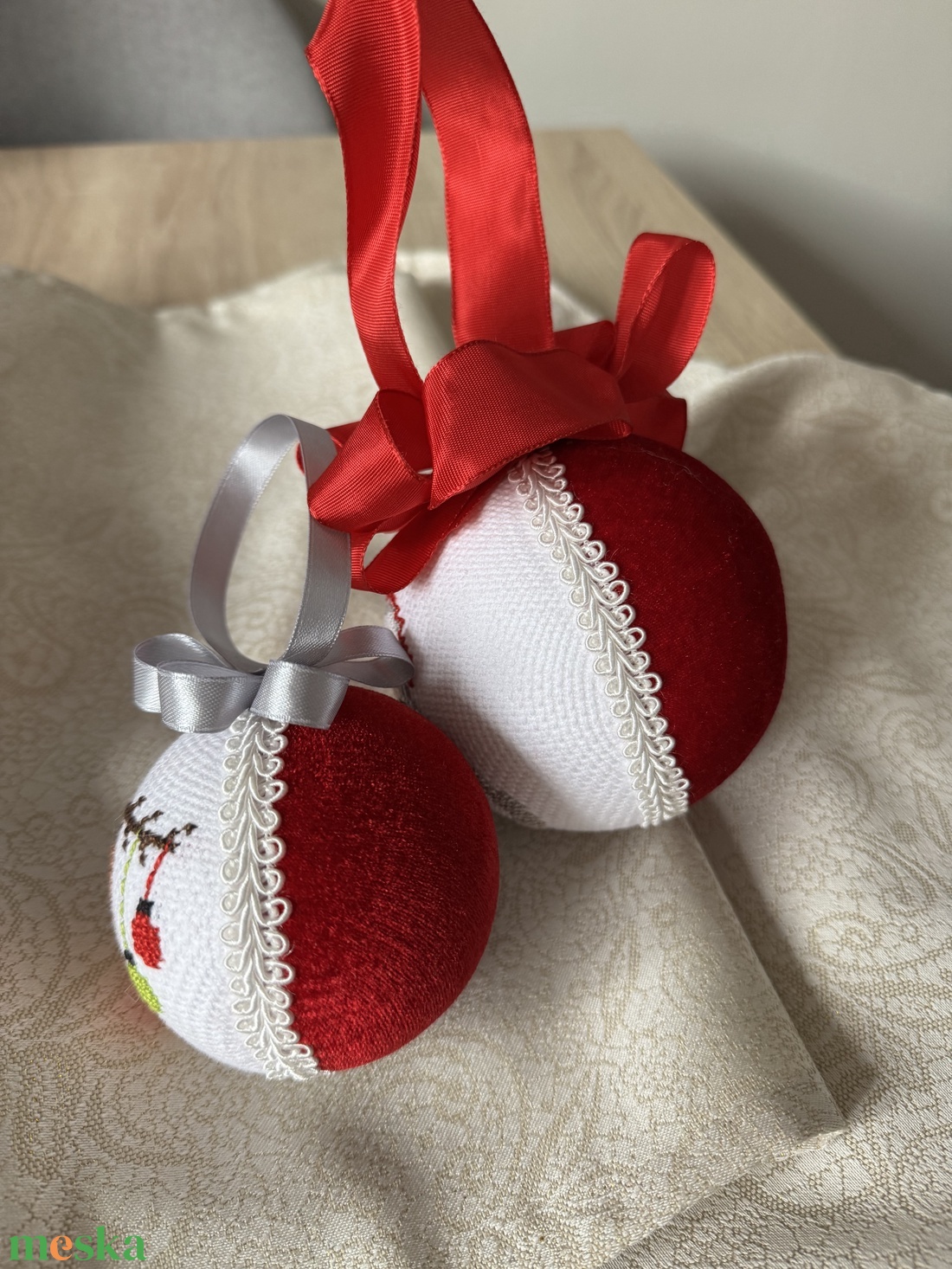 Keresztszemes karácsonyi gömbök (2db) - karácsony - karácsonyi lakásdekoráció - karácsonyfadíszek - Meska.hu