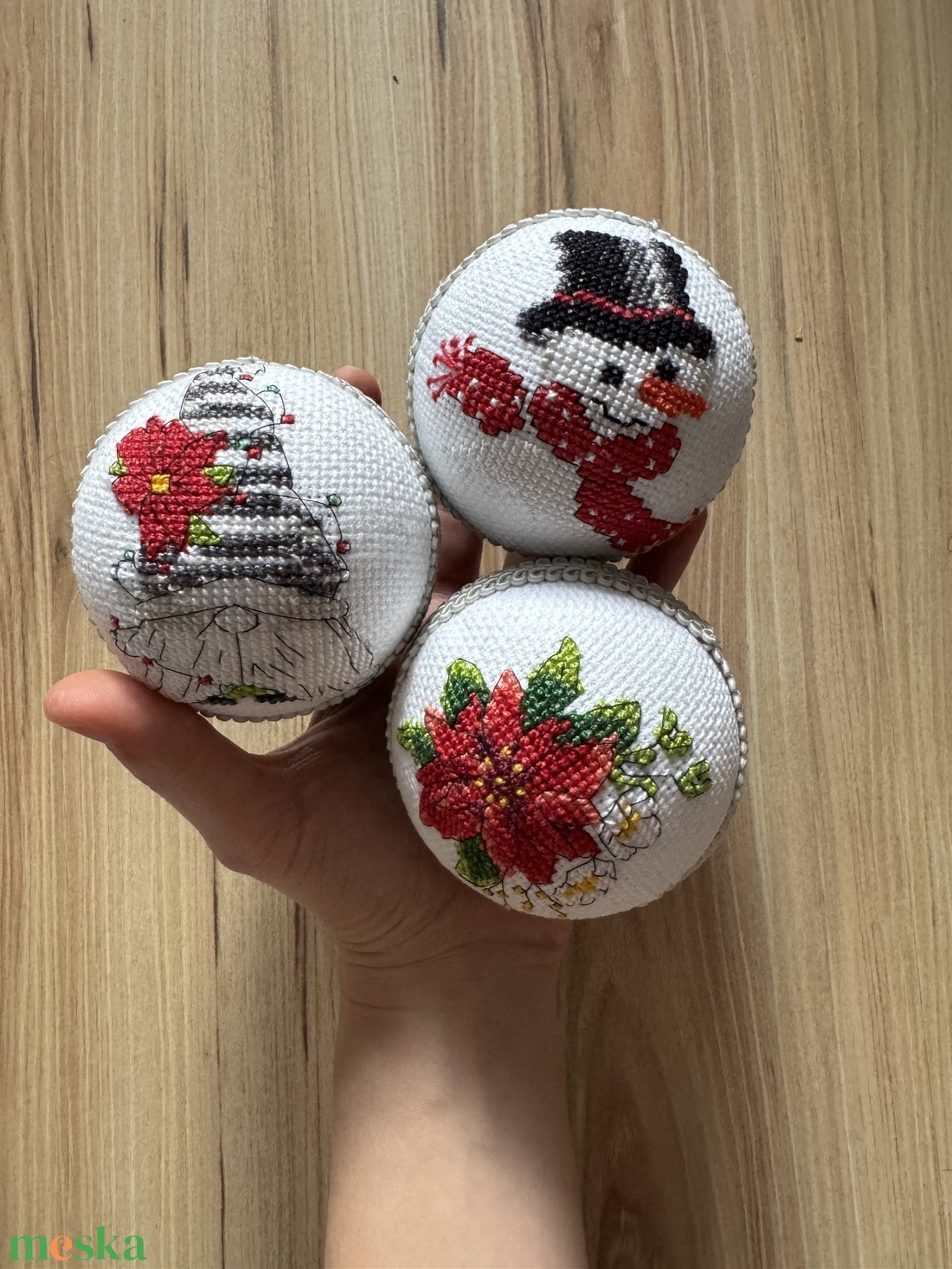 Karácsonyi keresztszemes gömbök - karácsony - karácsonyi lakásdekoráció - karácsonyfadíszek - Meska.hu