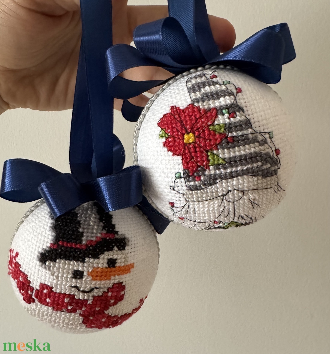 Karácsonyi keresztszemes gömbök - karácsony - karácsonyi lakásdekoráció - karácsonyfadíszek - Meska.hu