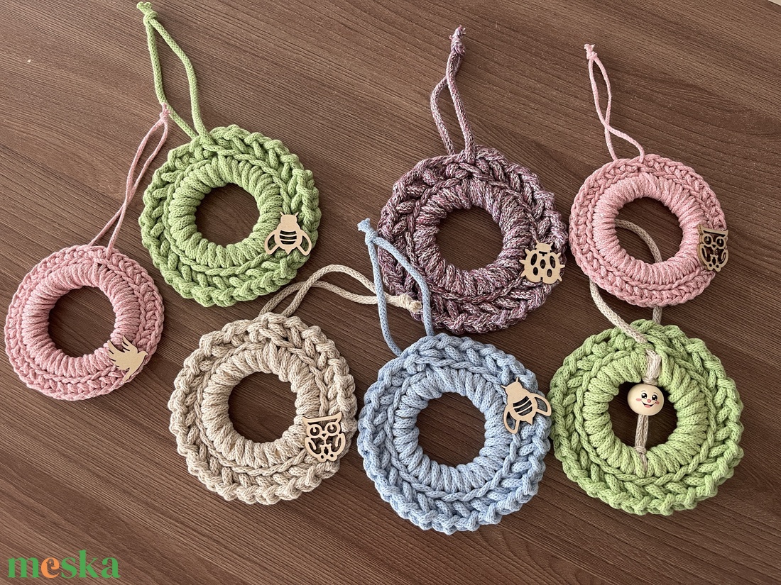 Akasztható díszek többféle változatban - otthon & életmód - tárolás & rendszerezés - íróasztali tároló - Meska.hu