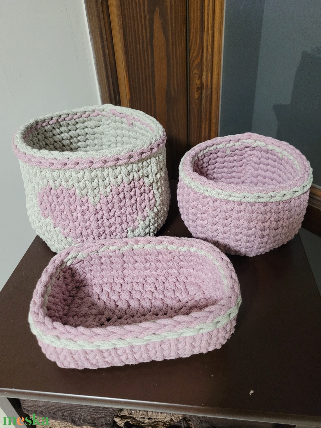 Horgolt kosarak-rózsa - otthon & életmód - dekoráció - asztal és polc dekoráció - horgolt & csipketerítő - Meska.hu