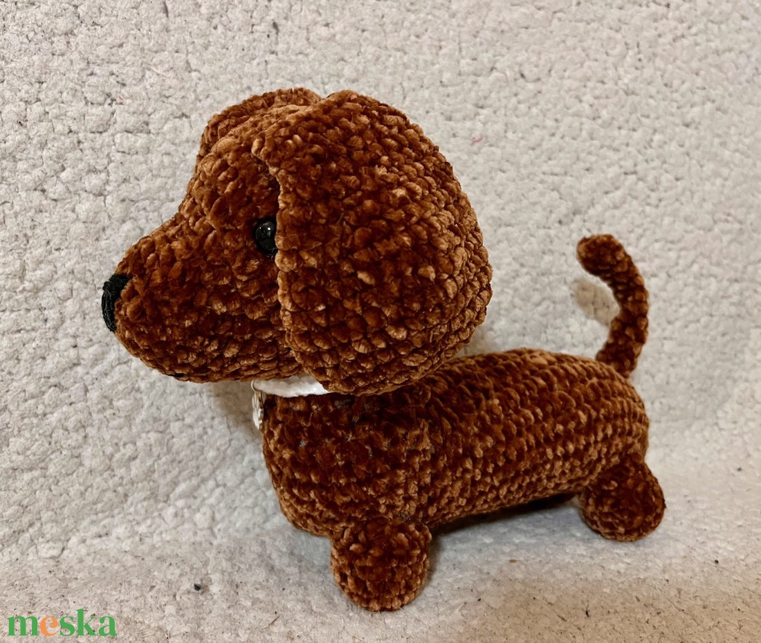 Horgolt zsenília tacsi - játék & sport - plüssállat & játékfigura - kutya - Meska.hu